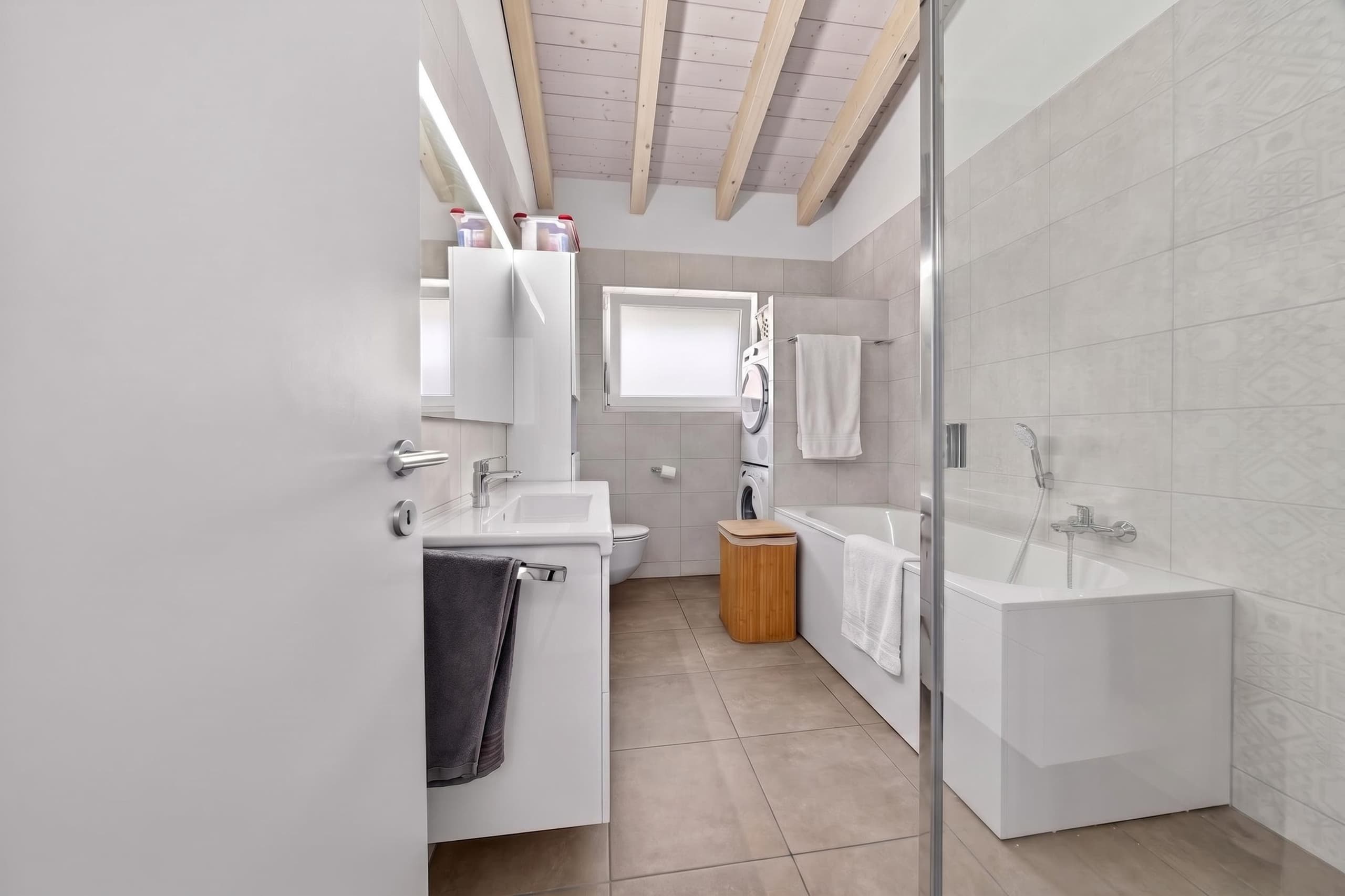 Salle de bains avec baignoire