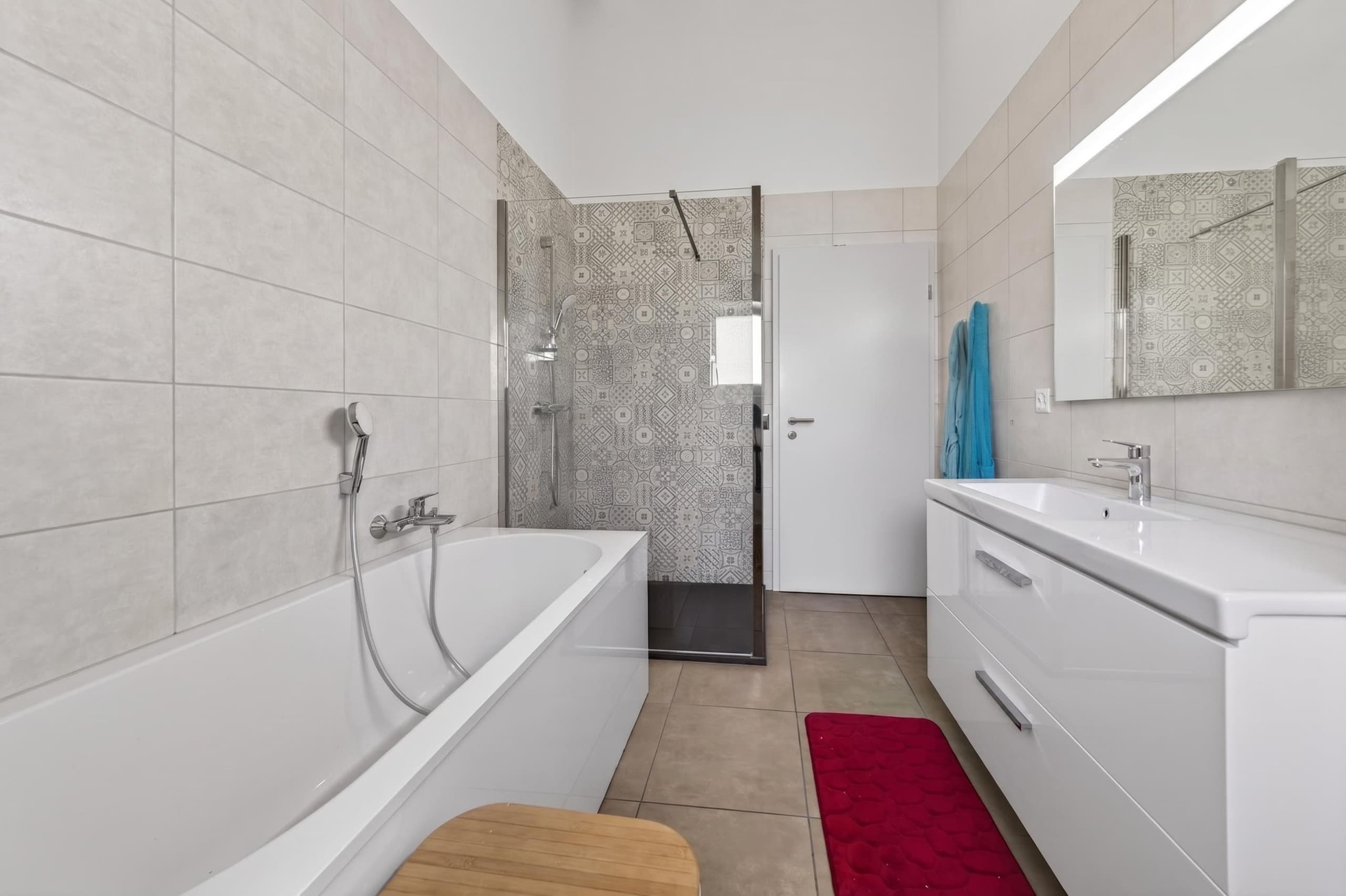 Salle de bains avec baignoire
